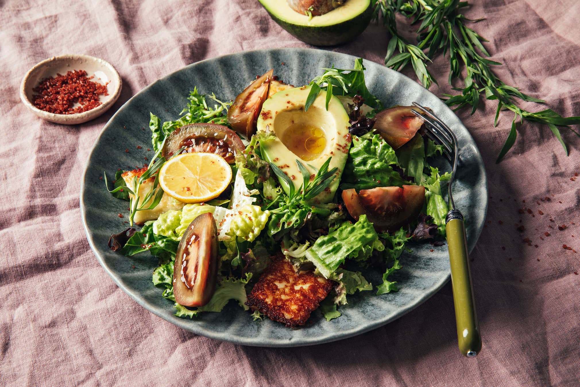 Овощной салат с авокадо и оливками — рецепт с фото | Рецепт | Еда, Салат с авокадо, Кулинария